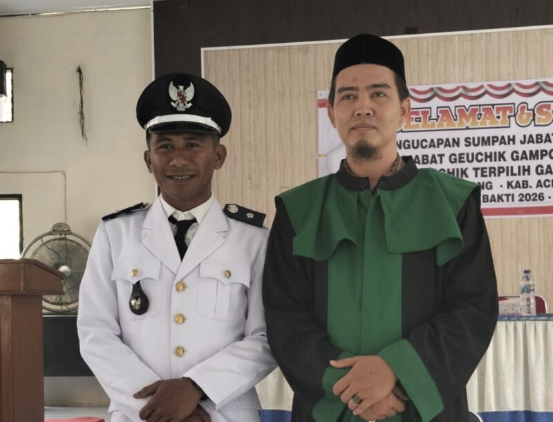 Khusairi resmi menjabat Geuchik Gampong Ranto usai dilantik berdasarkan SK Bupati Aceh Utara, disaksikan unsur Muspika Plus Kecamatan Nibong, Kamis (5/2/2026). Foto: Dok. Istimewa 