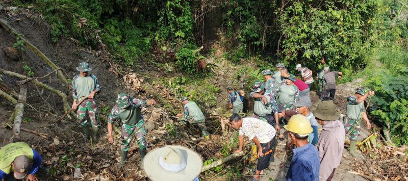 Personel Kodim 0109/Bener Meriah bersama masyarakat melakukan gotong royong normalisasi saluran irigasi yang terdampak longsor di Desa Blang Rongka, Kecamatan Timang Gajah, Kabupaten Bener Meriah, Kamis (12/02/2026). Foto: Dok. Istimewa 