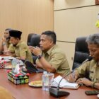Plt Sekda Aceh Barat Dr. Kurdi, ST, MT, MH memimpin rapat fasilitasi pembangunan jalan hauling batu bara PT PSU di Ruang Rapat Teuku Umar Setdakab Aceh Barat, Selasa (3/2/2026). Foto: Dok. Istimewa