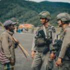 Personel Satgas Operasi Damai Cartenz-2026 berdialog dengan pedagang saat pengamanan hari pasar di Kiwirok, Jumat (13/2/2026). Foto: Dok. Istimewa