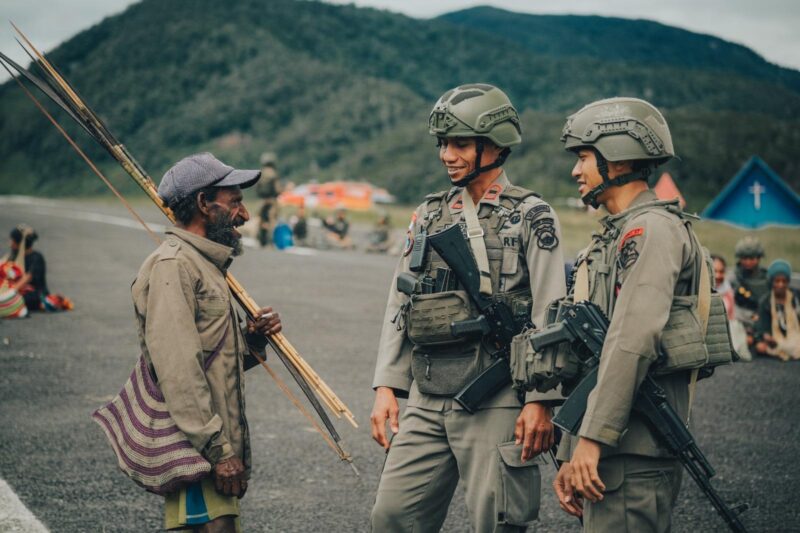 Personel Satgas Operasi Damai Cartenz-2026 berdialog dengan pedagang saat pengamanan hari pasar di Kiwirok, Jumat (13/2/2026). Foto: Dok. Istimewa