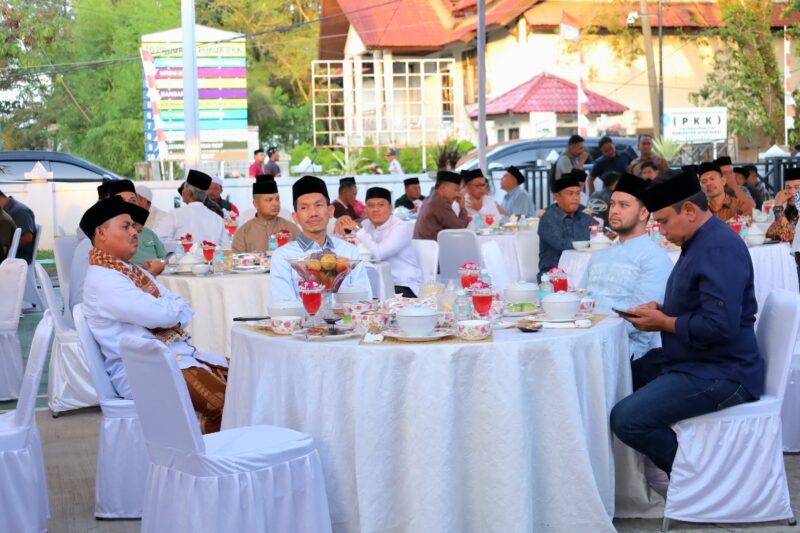 Bupati Aceh Barat, Tarmizi, bersama jajaran Forkopimda dan Kepala OPD mengikuti kegiatan silaturahmi serta buka puasa bersama di Pendopo Bupati, Desa Suak Indrapuri, Kecamatan Johan Pahlawan, Minggu (22/3/2026). Foto: Dok. Istimewa 