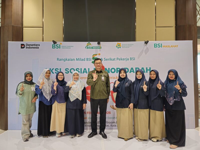 Foto bersama Regional CEO BSI Aceh Imsak Ramadhan, manajemen, pegawai, serta peserta donor darah pada kegiatan Milad ke-5 Bank Syariah Indonesia (BSI) Regional Aceh di Banda Aceh, Kamis (5/2/2026). Foto: Dok. Istimewa