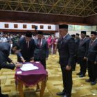 Gubernur Aceh, Muzakir Manaf melantik dan mengambil sumpah pejabat eselon II di Anjong Mon Mata, Banda Aceh, Jumat malam (27/2/2026). Foto: Dok. Istimewa