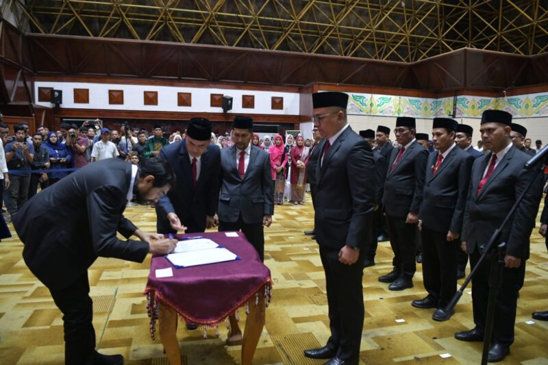 Gubernur Aceh, Muzakir Manaf melantik dan mengambil sumpah pejabat eselon II di Anjong Mon Mata, Banda Aceh, Jumat malam (27/2/2026). Foto: Dok. Istimewa