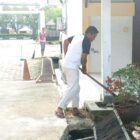 ASN Dinas Koperasi dan Usaha Kecil Menengah Aceh melakukan gotong royong membersihkan lingkungan kantor dalam rangka menyambut Ramadhan 1447 H, Banda Aceh, Jumat (13/2/2026). Foto: Dok. Istimewa 