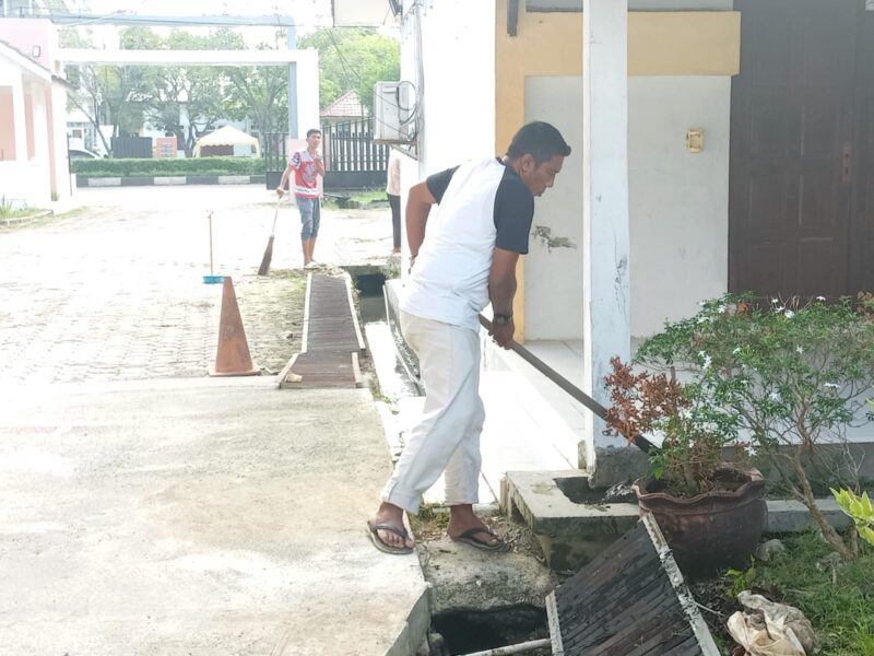 ASN Dinas Koperasi dan Usaha Kecil Menengah Aceh melakukan gotong royong membersihkan lingkungan kantor dalam rangka menyambut Ramadhan 1447 H, Banda Aceh, Jumat (13/2/2026). Foto: Dok. Istimewa