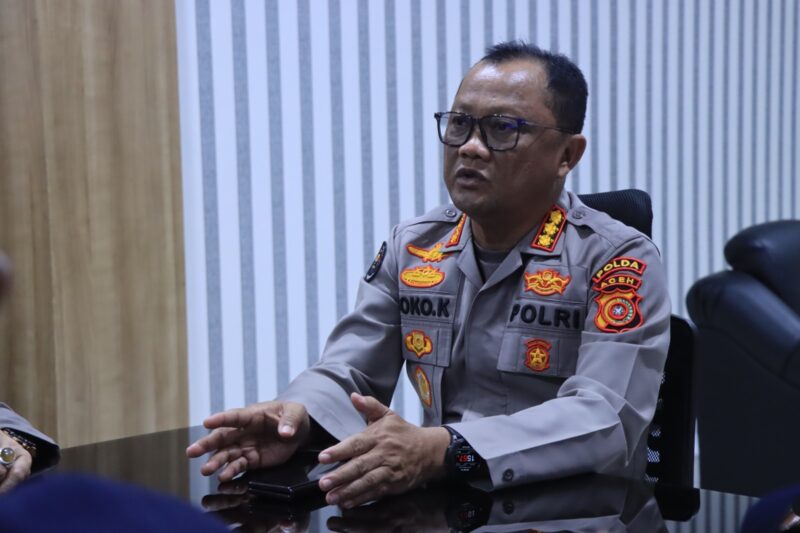 Kabid Humas Polda Aceh Kombes Pol Joko Krisdiyanto saat menyampaikan keterangan pers terkait kasus pencurian mesin kopi dan penganiayaan anak di Aceh Tengah, Banda Aceh, Rabu (4/2/2026). Foto: Dok. Istimewa