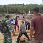 Ket foto: Satgas Rekonbencal Koramil 09/Ketol bersama warga memperbaiki jembatan darurat di Desa Bergang.(Dok: Ist)