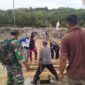 Ket foto: Satgas Rekonbencal Koramil 09/Ketol bersama warga memperbaiki jembatan darurat di Desa Bergang.(Dok: Ist)