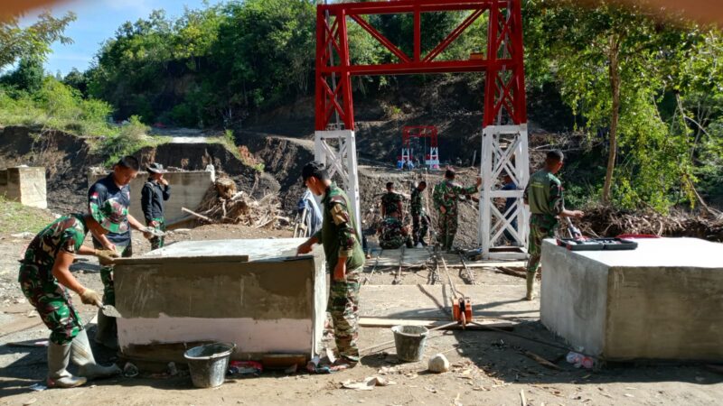 Ket Foto : Personel TNI dari Kodim 0106/Aceh Tengah bersama satuan terkait melaksanakan pengerjaan pembangunan Jembatan Gantung Kalaili di Kecamatan Linge.(Dok: Ist)