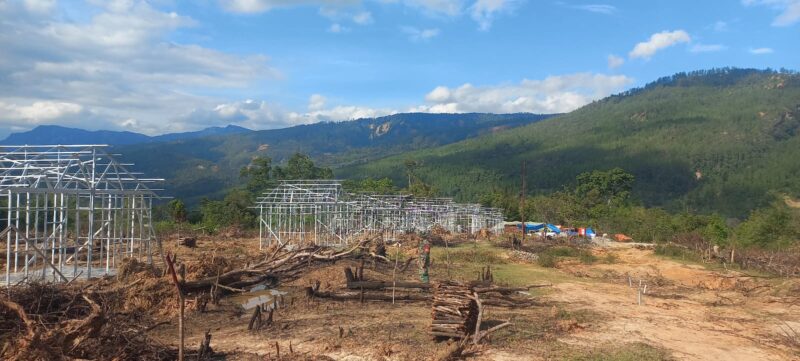 Ket Foto:
Personel Koramil 05/Linge meninjau langsung progres pembangunan rangka Huntara di salah satu lokasi di Kecamatan Linge, Aceh Tengah.(Dok: Ist)