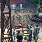 Ket Foto:
Personel Kodim 0106/Aceh Tengah bersama Yon TP 854/DK melaksanakan pemasangan material dan bantalan jembatan gantung di Desa Burni Bius.(Dok: Ist)