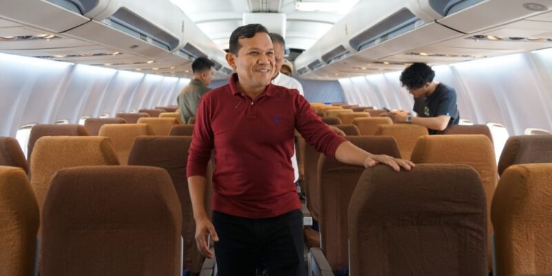 Wakil Gubernur Aceh Fadhlullah meninjau progres pembangunan wahana pesawat Boeing 737 non-operasional di kawasan Asrama Haji Aceh, Sabtu (31/01/2026). Foto: Dok. Biro Adpim Setda Aceh