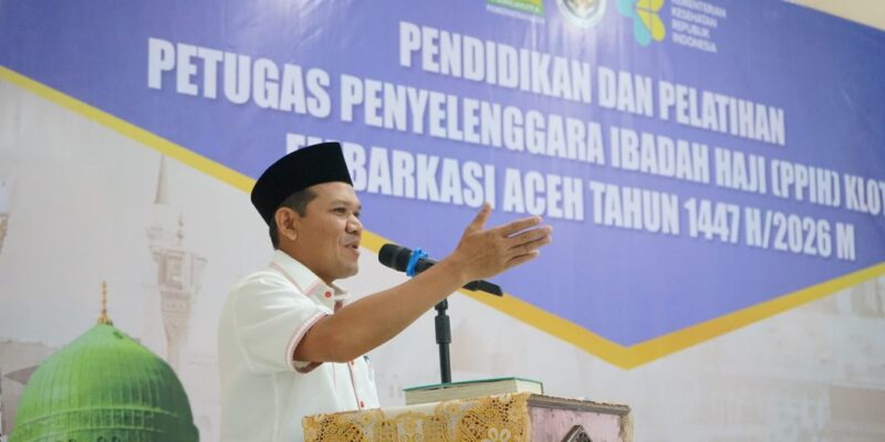 Wakil Gubernur Aceh H. Fadhlullah, S.E., membuka secara resmi Diklat PPIH Kloter Embarkasi Aceh Tahun 1447 H/2026 M di Aula Arafah Asrama Haji Aceh, Minggu (1/02/2026). Foto: Dok. Biro Adpim Setda Aceh