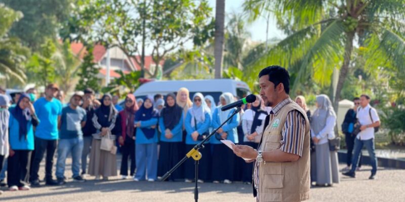 Asisten Keistimewaan dan Kesejahteraan Aceh Sekda Aceh Syakir melepas Tenaga Cadangan Kesehatan Kemenkes RI dan Dinas Kesehatan Aceh Angkatan IV di Meuligoe Gubernur Aceh, Minggu (1/2/2026). Foto: Dok. Biro Adpim Setda Aceh