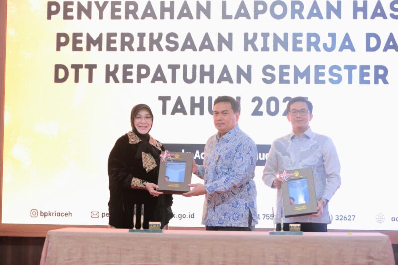 Wali Kota Banda Aceh Illiza Sa’aduddin Djamal bersama Ketua DPRK Irwansyah menerima LHP Kinerja dan DTT Kepatuhan Semester II 2025 dari Kepala BPK Perwakilan Aceh Andri Yogama, Jumat (30/01/2026). Foto: Dok. Prokopim Kota Banda Aceh