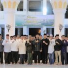 Wakil Wali Kota Banda Aceh Afdhal Khalilullah foto bersama usai pelantikan Badan Kemakmuran Masjid (BKM) dan Panitia Pembangunan Masjid Jamik Kemukiman Lueng Bata periode 2026–2031 di Masjid Jamik Lueng Bata, Selasa malam (30/1/2026). Foto: Dok. Prokopim Kota Banda Aceh