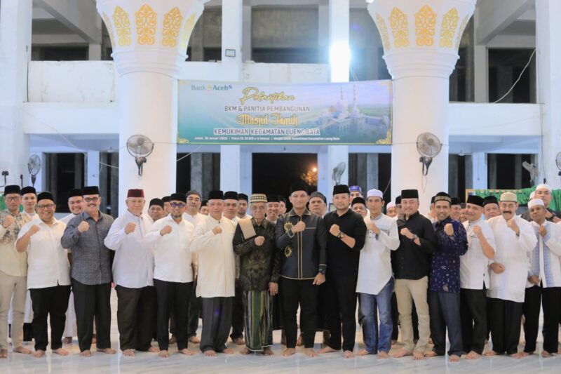 Wakil Wali Kota Banda Aceh Afdhal Khalilullah foto bersama usai pelantikan Badan Kemakmuran Masjid (BKM) dan Panitia Pembangunan Masjid Jamik Kemukiman Lueng Bata periode 2026–2031 di Masjid Jamik Lueng Bata, Selasa malam (30/1/2026). Foto: Dok. Prokopim Kota Banda Aceh