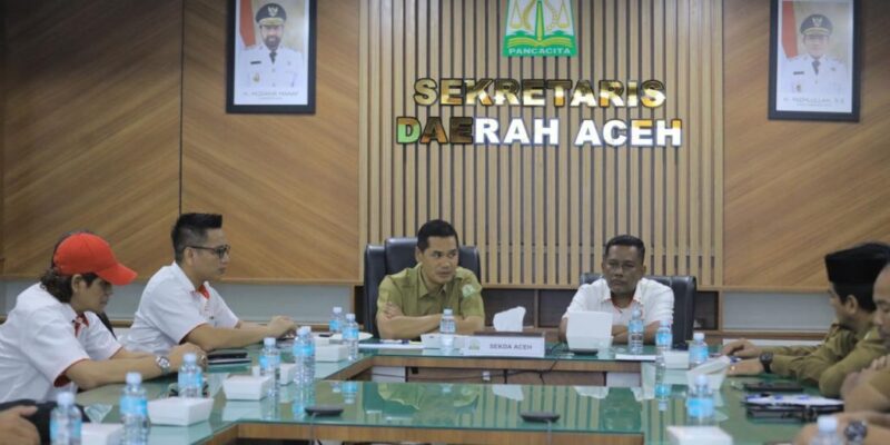 Sekda Aceh M. Nasir bersama Ketua KONI Aceh Saiful Bahri (Pon Yaya) saat pertemuan membahas dukungan anggaran dan persiapan PON 2028, Selasa (3/2/2026). Foto: Dok. Biro Adpim Setda Aceh
