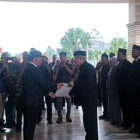 Bupati Aceh Besar Muharram Idris menyerahkan SK kepada Ir. Yusmadi sebagai Plt Direktur PDAM Tirta Mountala di Kantor Bupati Aceh Besar, Kamis (5/2/2026). Foto: Dok. Istimewa 