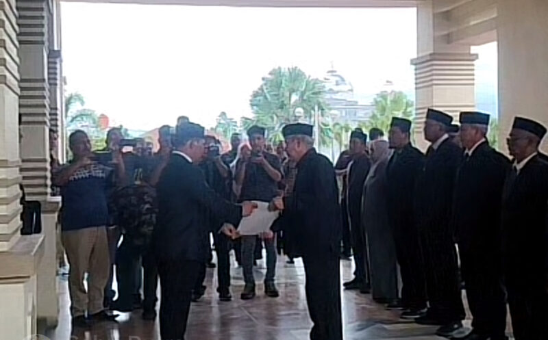 Bupati Aceh Besar Muharram Idris menyerahkan SK kepada Ir. Yusmadi sebagai Plt Direktur PDAM Tirta Mountala di Kantor Bupati Aceh Besar, Kamis (5/2/2026). Foto: Dok. Istimewa 