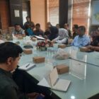 Suasana rapat koordinasi Pemko Banda Aceh bersama mitra kerja dalam rangka persiapan hiasan dan konsep Semarak Ramadhan 1447 H, Kamis (5/2/2026). Foto: Dok. Diskominfo Kota Banda Aceh