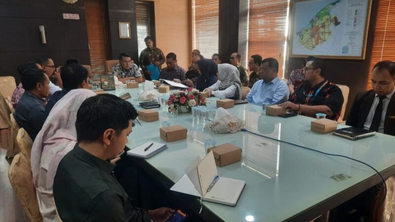 Suasana rapat koordinasi Pemko Banda Aceh bersama mitra kerja dalam rangka persiapan hiasan dan konsep Semarak Ramadhan 1447 H, Kamis (5/2/2026). Foto: Dok. Diskominfo Kota Banda Aceh