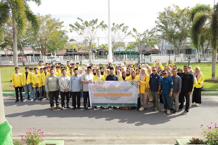 Wabup Aceh Barat Said Fadheil SH berfoto bersama mahasiswa dan pendamping lapangan Program Mahasiswa Berdampak Universitas Teuku Umar (UTU) Tahun 2026 usai pelepasan di halaman Kantor Bupati Aceh Barat, Kamis (6/2/2026). Foto: Dok. Pemkab Aceh Barat