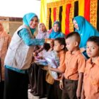 Ketua TP PKK Aceh Barat Ny Afrinda Novalia menyerahkan langsung bantuan perlengkapan sekolah kepada anak terdampak banjir di Desa Jambak, Kecamatan Pante Ceureumen, Jumat (6/2/2026). Foto: Dok. Pemkab Aceh Barat