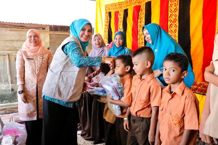 Ketua TP PKK Aceh Barat Ny Afrinda Novalia menyerahkan langsung bantuan perlengkapan sekolah kepada anak terdampak banjir di Desa Jambak, Kecamatan Pante Ceureumen, Jumat (6/2/2026). Foto: Dok. Pemkab Aceh Barat