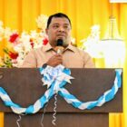 Staf Ahli Bupati Aceh Besar Sulaimi menyampaikan sambutan pada Musrenbang RKPD Tahun 2027 Kecamatan Ingin Jaya di Aula SMK Al Mubarkeya, Jumat (6/2/2026). Foto: Dok. MC Aceh Besar