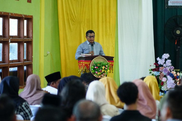 Sekretaris Daerah Aceh Besar Bahrul Jamil, S.Sos., M.Si menyampaikan sambutan saat membuka Musrenbang Kecamatan Seulimuem di Gedung UDKP Kantor Camat Seulimuem, Jumat (6/2/2026). Foto: Dok. MC Aceh Besar