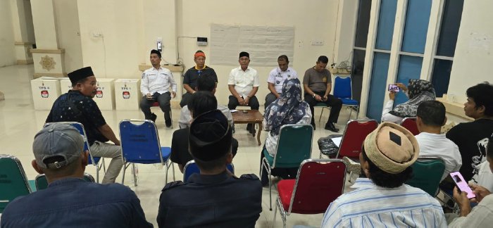 Bupati Aceh Besar Muharram Idris bersama unsur pemerintah daerah memantau langsung perhitungan suara ulang Pilchiksung Gampong Garot, Kecamatan Darul Imarah, Rabu (4/2/2026) malam. Foto: Dok. MC Aceh Besar