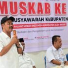 Wabup Aceh Besar Drs Syukri menyampaikan sambutan usai terpilih aklamasi sebagai Ketua PMI Aceh Besar Periode 2025-2030 dalam Muskab ke-5 PMI Aceh Besar di Markas PMI Aceh Besar, Gampong Bada, Kecamatan Ingin Jaya, Jumat (6/2/2026) siang. Foto: Dok. MC Aceh Besar