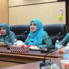 Ketua TP PKK Aceh Barat, Afrinda Novalia, memimpin Raker Tahunan 2026 di Aula Teuku Umar Setdakab, Jumat (6/2/2026). Foto: Dok. Pemkab Aceh Barat