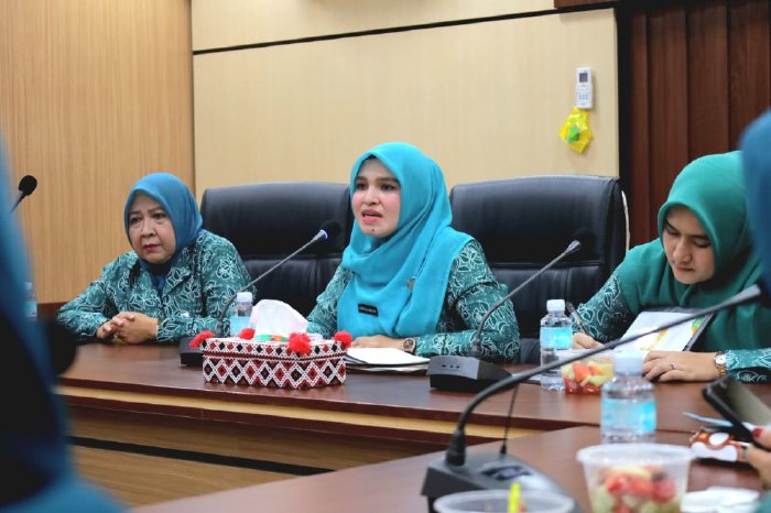 Ketua TP PKK Aceh Barat, Afrinda Novalia, memimpin Raker Tahunan 2026 di Aula Teuku Umar Setdakab, Jumat (6/2/2026). Foto: Dok. Pemkab Aceh Barat