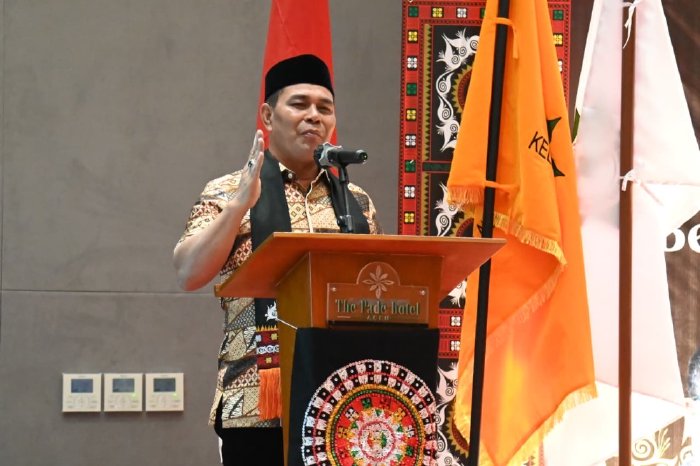 Bupati Aceh Besar, H Muharram Idris menyampaikan sambutan pada acara Pelantikan Pengurus Keluarga Negeri Antara (KNA) Priode 2025-2030 di The Pade Hotel, Kecamatan Darul Imarah, Aceh Besar, Sabtu (07/02/2026). Foto: Dok. MC Aceh Besar