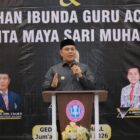 Bupati Aceh Besar H. Muharram Idris memberi sambutan pada pelantikan Pengurus PGRI dan Pengukuhan Bunda Guru Aceh Besar di Orion Hall, Kecamatan Darul Imarah, Jumat (6/2/2026) malam. Foto: Dok. MC Aceh Besar