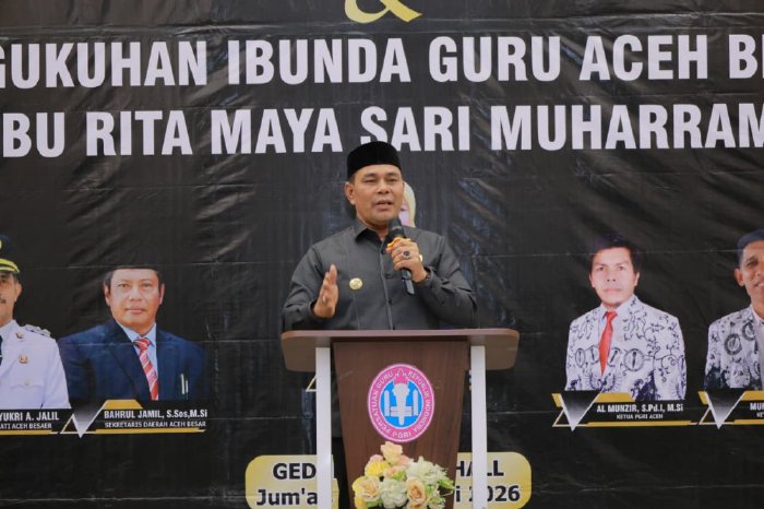 Bupati Aceh Besar H. Muharram Idris memberi sambutan pada pelantikan Pengurus PGRI dan Pengukuhan Bunda Guru Aceh Besar di Orion Hall, Kecamatan Darul Imarah, Jumat (6/2/2026) malam. Foto: Dok. MC Aceh Besar