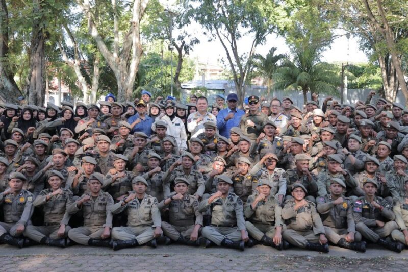 Foto bersama Wali Kota Banda Aceh Illiza Sa’aduddin Djamal dan para petugas PPPK Satpol PP/WH usai apel pembaiatan dan penyematan baret sebagai tanda kesiapan bertugas, Sabtu (7/2/2026). Foto: Dok. Diskominfo Kota Banda Aceh