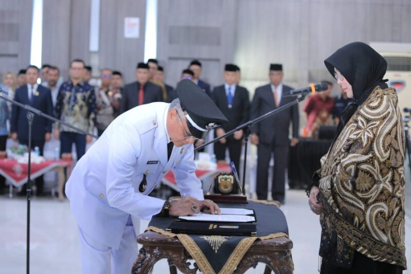 Wali Kota Banda Aceh Illiza Sa’aduddin Djamal melantik dan mengambil sumpah jabatan 33 Keuchik terpilih di Aula Mawardy Nurdin, Balai Kota Banda Aceh, Sabtu (7/2/2026). Foto: Dok. Diskominfo Kota Banda Aceh