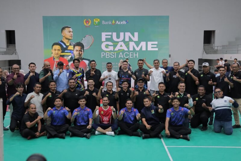 Wakil Wali Kota Banda Aceh Afdhal Khalilullah foto bersama usai menyaksikan secara langsung Fun Game Eksebisi PBSI Aceh yang menghadirkan legenda bulu tangkis nasional di GOR KONI Aceh, Sabtu (7/2/2026). Foto: Dok. Prokopim Kota Banda Aceh
