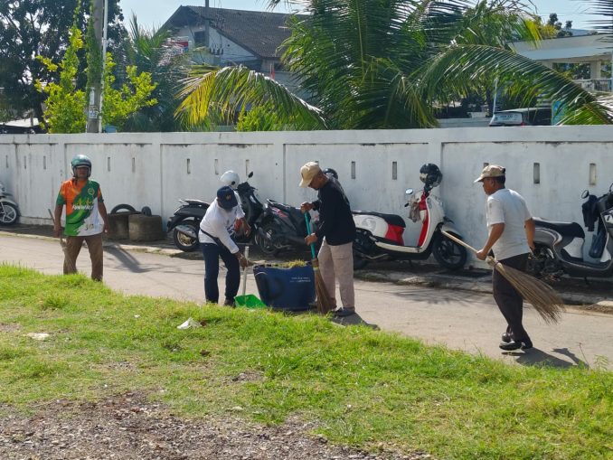 DSI Kota Banda Aceh bersama masyarakat, Babinsa, dan Bhabinkamtibmas melaksanakan gotong royong membersihkan Masjid Al-Maghfirah, Gampong Lamdingin, Banda Aceh, Jumat (6/2/2026). Foto: Dok. DSI Kota Banda Aceh