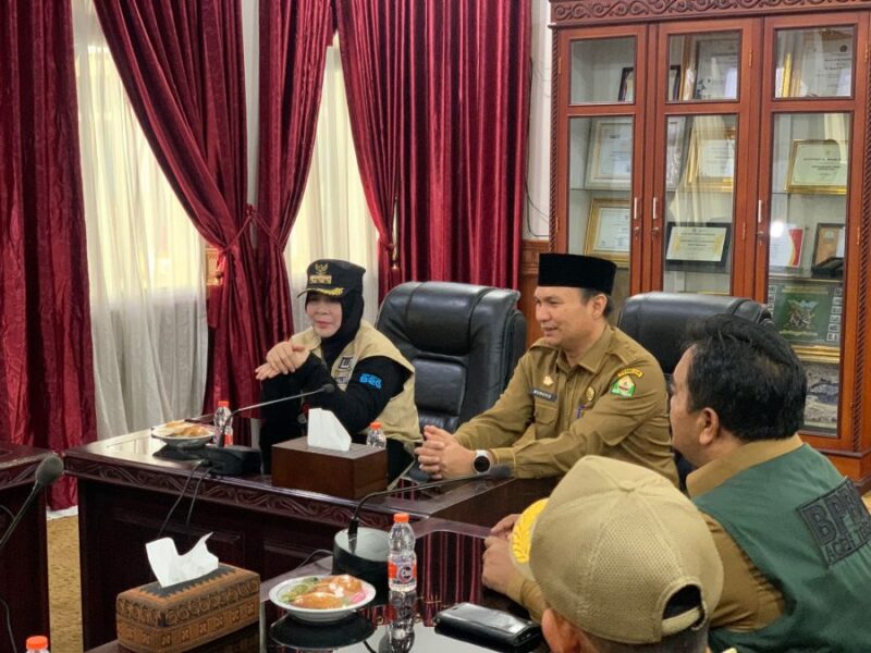 Sekda Aceh Tengah Mursyid menyambut Wali Kota Banda Aceh Illiza Sa’aduddin Djamal di Kantor Bupati Aceh Tengah, Senin (9/2/2026). Foto: Dok. Diskominfo Aceh Tengah