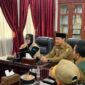Sekda Aceh Tengah Mursyid menyambut Wali Kota Banda Aceh Illiza Sa’aduddin Djamal di Kantor Bupati Aceh Tengah, Senin (9/2/2026). Foto: Dok. Diskominfo Aceh Tengah