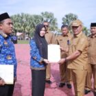 Bupati Aceh Besar menyerahkan SK PPPK Paruh Waktu Sebanyak 2.378 orang di Halaman Kantor Bupati Aceh Besar Senin (09/02/2026). Foto: Dok. Prokopim Pemkab Aceh Besar