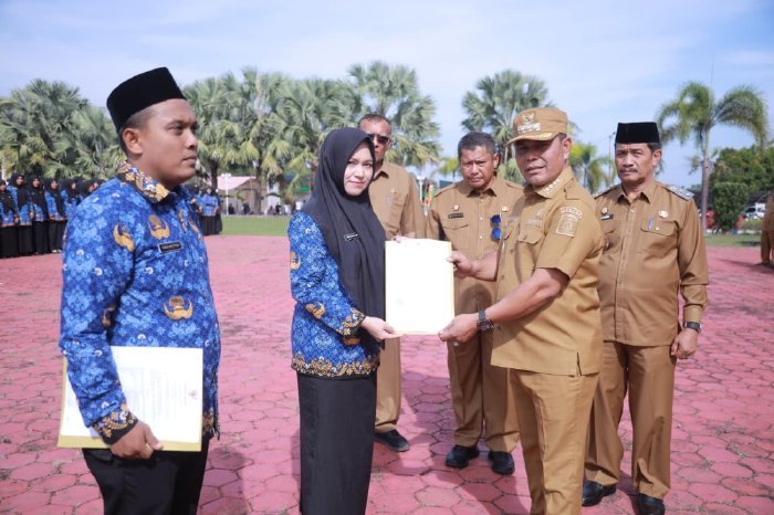 Bupati Aceh Besar menyerahkan SK PPPK Paruh Waktu Sebanyak 2.378 orang di Halaman Kantor Bupati Aceh Besar Senin (09/02/2026). Foto: Dok. Prokopim Pemkab Aceh Besar