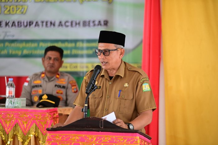 Asisten III Sekdakab Aceh Besar Abdullah, S.Sos, membuka Musrenbang RKPD 2027 Kecamatan Kuta Cot Glie di Gedung UDKP, Senin (9/2/2026). Foto: Dok. MC Aceh Besar