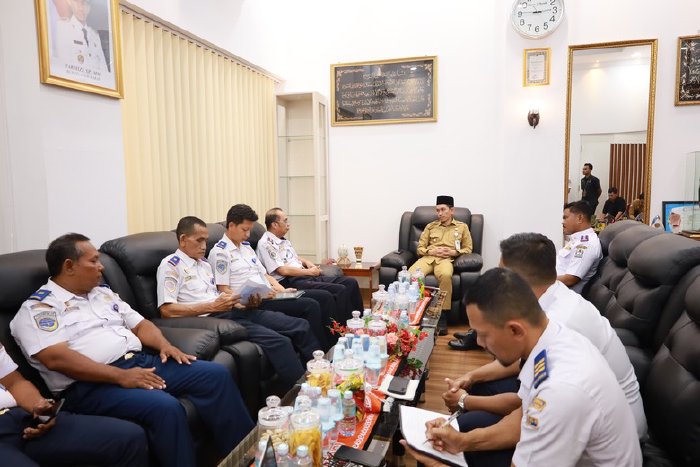 Bupati Aceh Barat Tarmizi melakukan pertemuan dengan Kepala Balai Kemenhub untuk membahas hibah lahan Terminal Tipe A bagi pembangunan Sekolah Rakyat, Senin (9/2/2026). Foto: Dok. Pemkab Aceh Barat